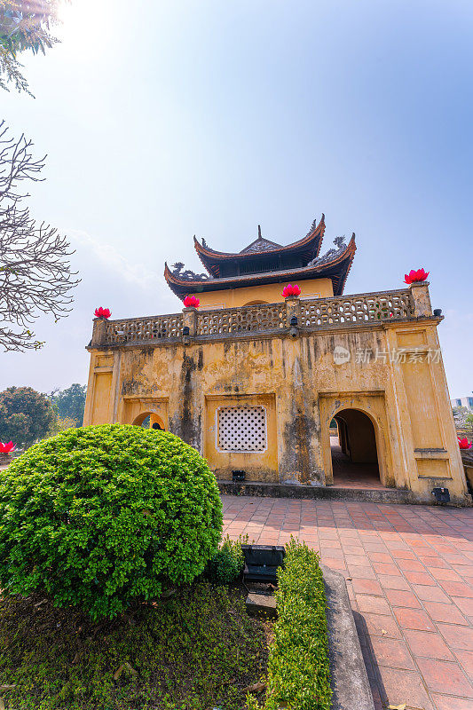 越南河内的唐龙帝国城堡内部的观点，正门(称为Doan Mon)，京田宫。